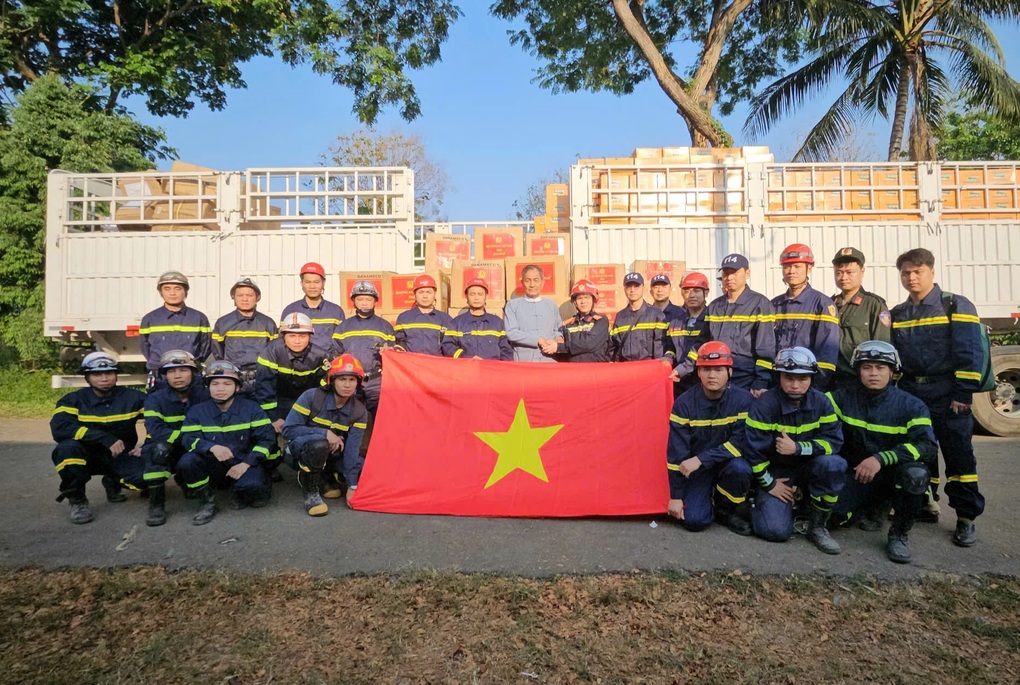 Việt Nam trao tặng gần 3 tấn hàng cứu trợ cho Myanmar - 2 Việt Nam trao tặng gần 3 tấn hàng cứu trợ cho Myanmar - 2