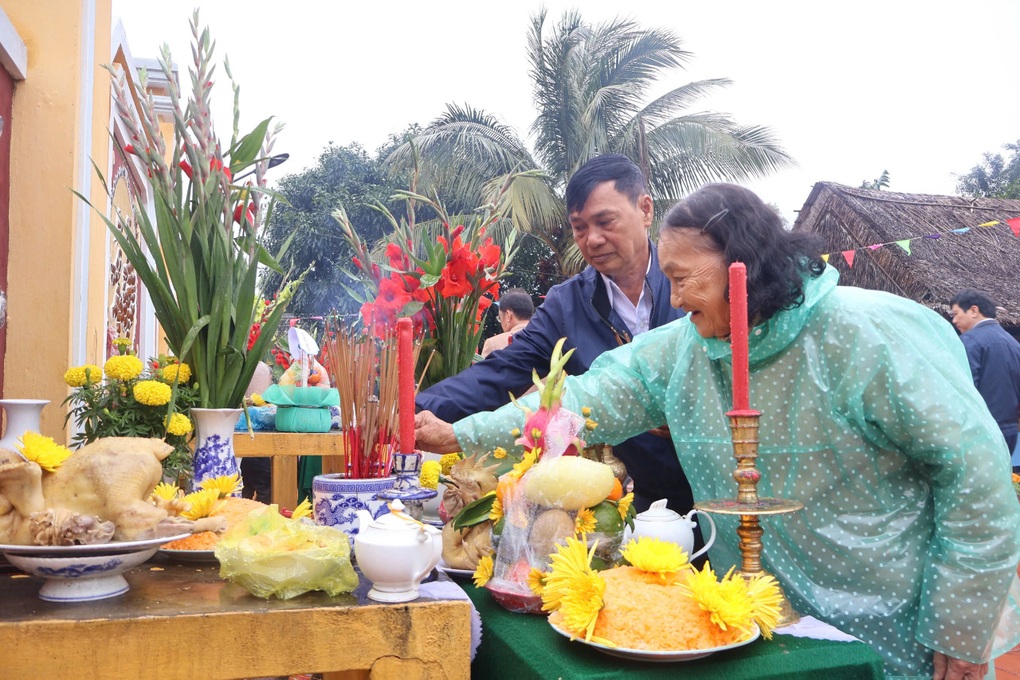 Khách Tây thành kính thắp hương, cầu bông cùng nông dân ở làng rau 500 tuổi - 1 Khách Tây thành kính thắp hương, cầu bông cùng nông dân ở làng rau 500 tuổi - 1