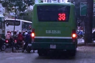 Xe buýt cũng... leo vỉa hè!