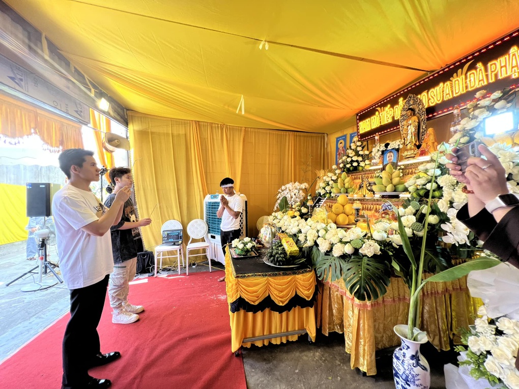 Tang lễ ca nương Tú Thanh: Mẹ nhắn gửi từ xa, cô giáo và bạn học khóc nghẹn - 3 Tang lễ ca nương Tú Thanh: Mẹ nhắn gửi từ xa, cô giáo và bạn học khóc nghẹn - 3