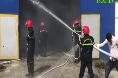 Kho chứa hàng hóa của công ty giày bốc cháy, hàng trăm công nhân hoảng loạn