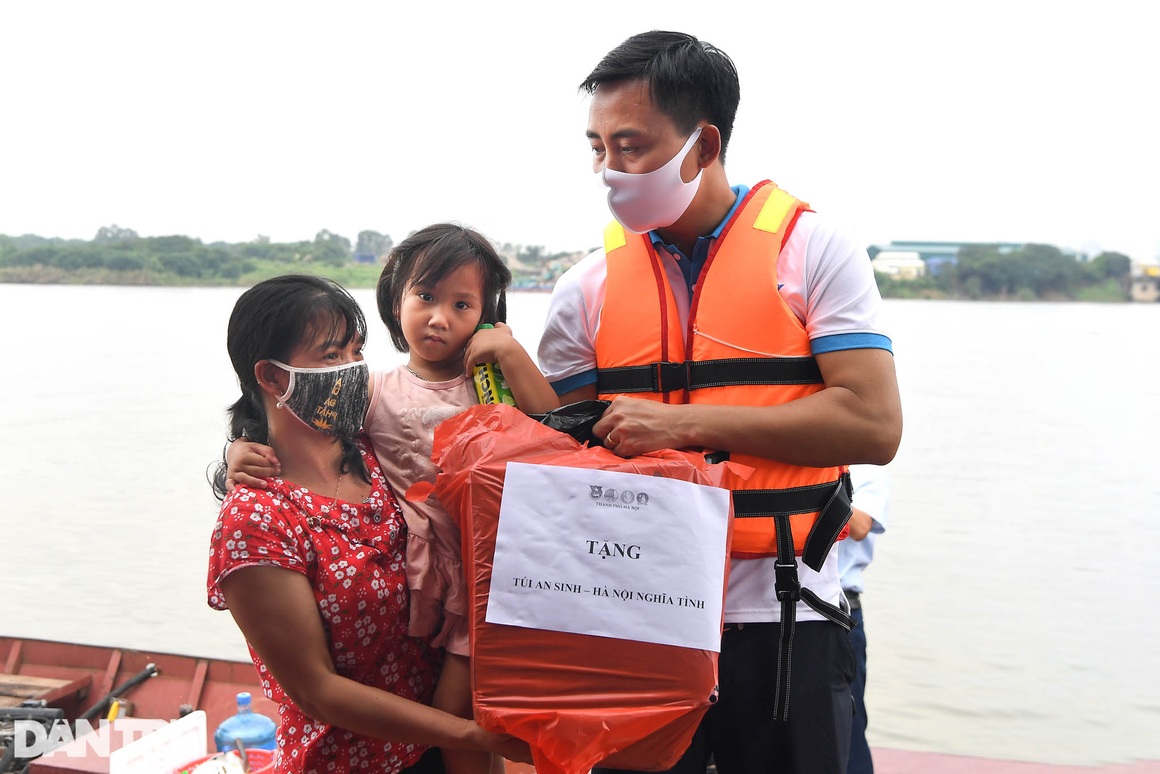 Chạy xuồng hơi dọc sông Hồng trao quà tới tận tay người dân nghèo làng chài - 15 Chạy xuồng hơi dọc sông Hồng trao quà tới tận tay người dân nghèo làng chài - 15