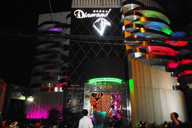 Dân chơi tháo chạy khi cảnh sát ập vào kiểm tra quán bar