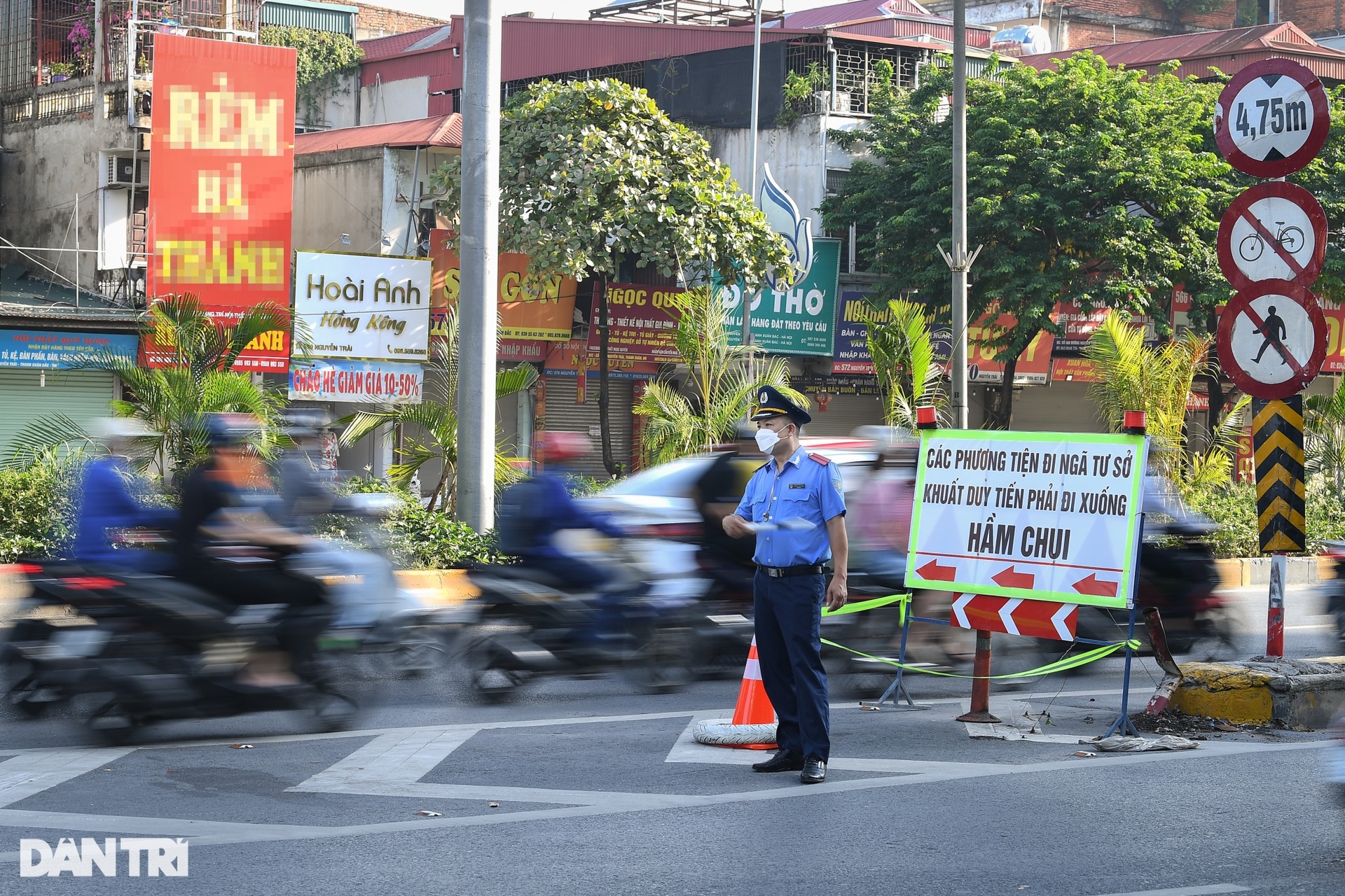 Dân né rào chắn bủa vây, ngã tư Nguyễn Trãi thông thoáng giờ cao điểm - 4 Dân né rào chắn bủa vây, ngã tư Nguyễn Trãi thông thoáng giờ cao điểm - 4