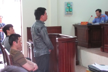 Ba công an bị tố trấn tiền gái mại dâm phản cung