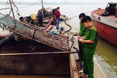 Hà Nội: Bắt quả tang khai thác cát trái phép ở sông Hồng