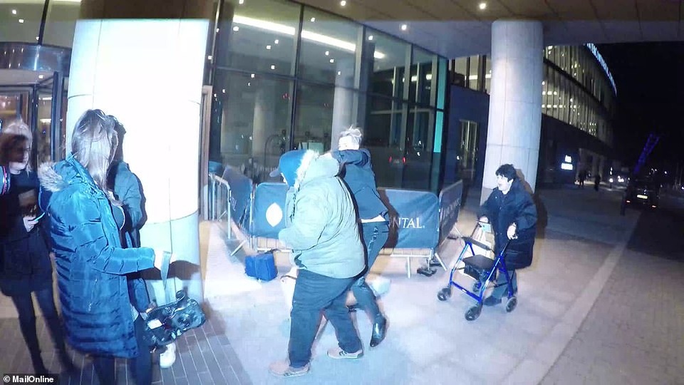 Người mẫu Chris Hughes tấn công thợ săn ảnh - 7 Người mẫu Chris Hughes tấn công thợ săn ảnh - 7