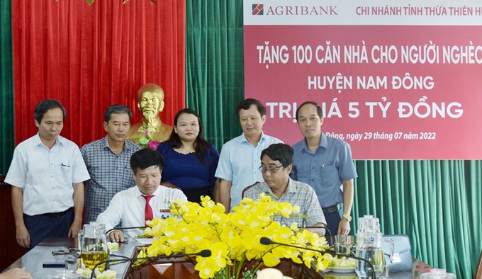 Ngân hàng Agribank chi nhánh Thừa Thiên Huế ký kết trao tặng kinh phí hỗ trợ xây dựng nhà tình nghĩa cho 100 hộ nghèo tại huyện Nam Đông, tỉnh Thừa Thiên Huế