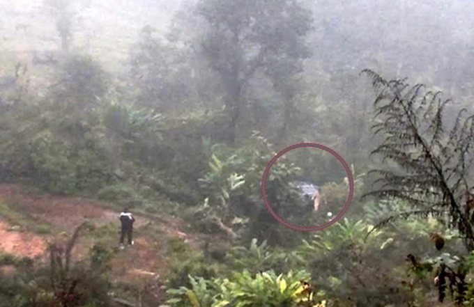 xe-lao-xuong-vuc-sau-100m-pho-bi-thu-huyen-bo-len-duong-keu-cuu