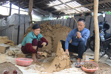 Chuyện tai nghe mắt thấy ở làng trăm năm thái đất tìm sỏi, đóng ra thứ ngói âm dương mĩ miều