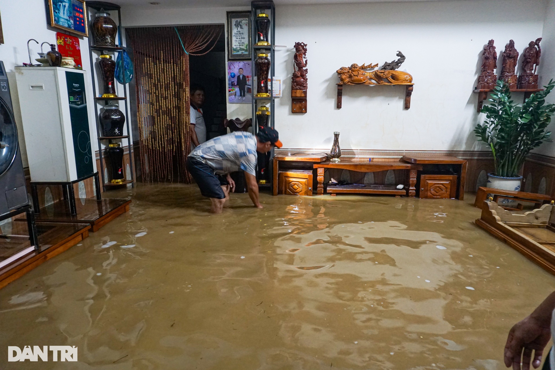 Nước dâng ngang bụng, người dân điểm nóng ngập Đà Nẵng lại tất tả sơ tán - 2 Nước dâng ngang bụng, người dân điểm nóng ngập Đà Nẵng lại tất tả sơ tán - 2