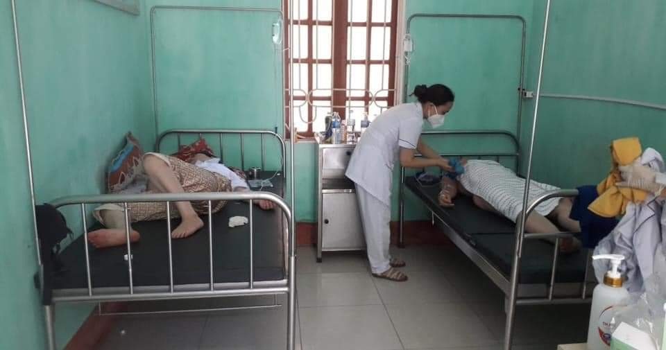 Y bác sĩ kiệt sức trong bộ đồ bảo hộ, đổ gục giữa nắng nóng ở tâm dịch - 8 Y bác sĩ kiệt sức trong bộ đồ bảo hộ, đổ gục giữa nắng nóng ở tâm dịch - 8