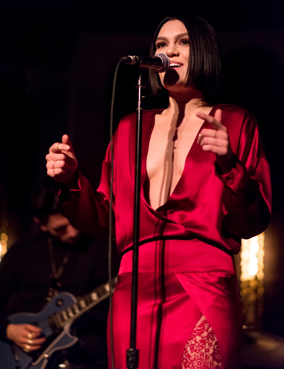 Jessie J đón giáng sinh trong bệnh viện - 5 Jessie J đón giáng sinh trong bệnh viện - 5