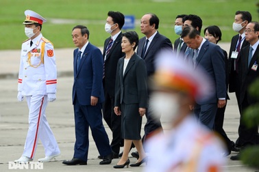 Thủ tướng Nhật Bản Suga Yoshihide vào Lăng viếng Chủ tịch Hồ Chí Minh