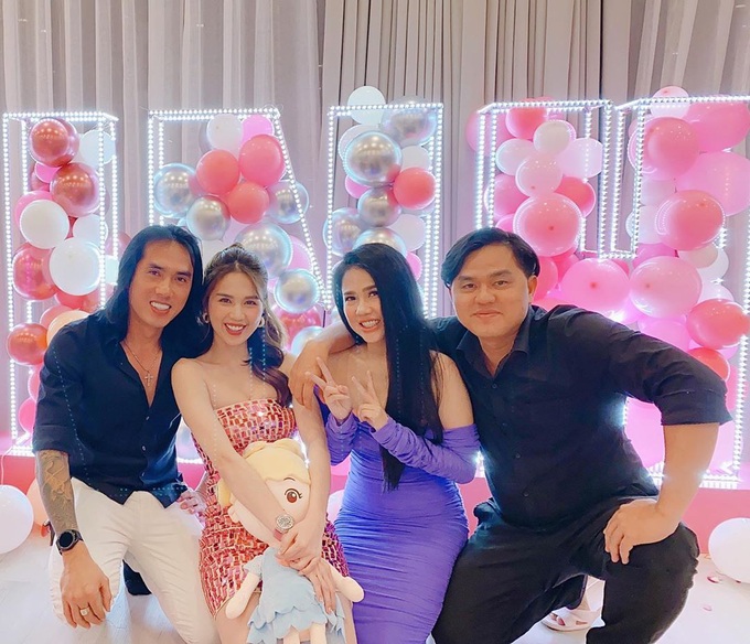 Hiếm lắm Ngọc Trinh mới khoe ảnh đầy đủ anh em trong gia đình, nữ hoàng nội y và chị gái bốc lửa chiếm trọn spotlight - Ảnh 2. Hiếm lắm Ngọc Trinh mới khoe ảnh đầy đủ anh em trong gia đình, nữ hoàng nội y và chị gái bốc lửa chiếm trọn spotlight - Ảnh 2.
