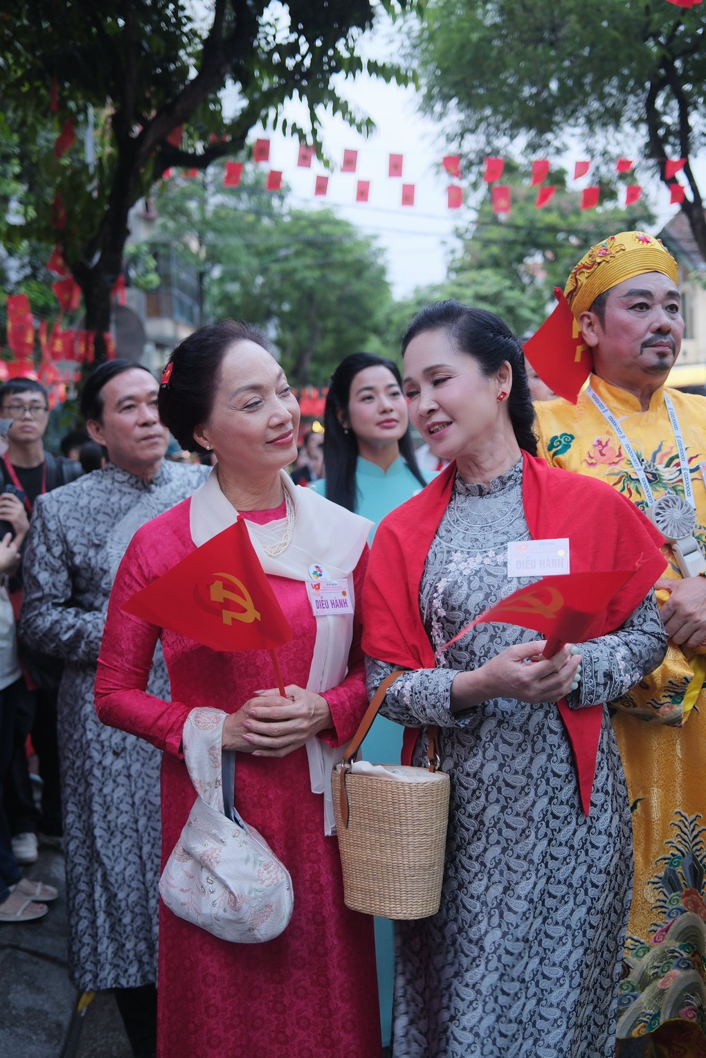 Dàn NSND diễu hành ở A80: Người là mẹ chồng dễ tính, người về hưu đắt show - 2 Dàn NSND diễu hành ở A80: Người là mẹ chồng dễ tính, người về hưu đắt show - 2