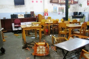 Côn đồ “xả dao” trong quán lẩu dê, 3 người trọng thương