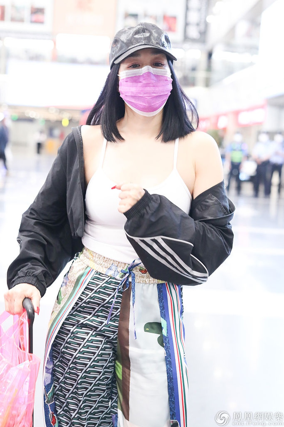 “Bom sex” Chung Lệ Đề gợi cảm ở tuổi 50 và giấc mơ làm mẹ lần thứ 4 - 3 “Bom sex” Chung Lệ Đề gợi cảm ở tuổi 50 và giấc mơ làm mẹ lần thứ 4 - 3