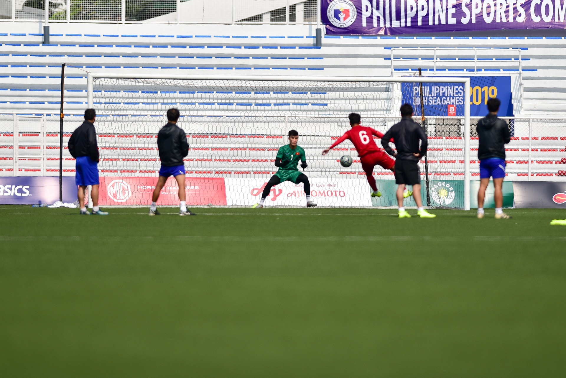 Quang Hải vẫn ra sân tập, HLV Park Hang Seo dặn dò riêng Thanh Thịnh - 19