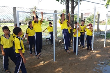 Cựu binh bán đất lấy tiền... lắp xà đơn cho các trường học