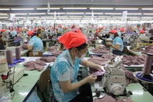 Công nhân ngóng thưởng tết, doanh nghiệp nhọc nhằn tiền giữ chân lao động