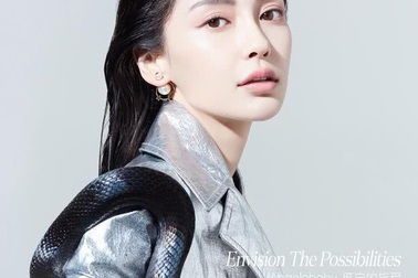 "Bà xã" của Huỳnh Hiểu Minh chụp ảnh với rắn