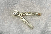 Cháu bé một tuổi nuốt kẹp tóc bằng sắt, mắc kẹt trong thực quản suốt 3 ngày