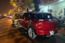 Hà Nội: Tạm giữ tài xế Mini Cooper hất CSGT lên nắp capo