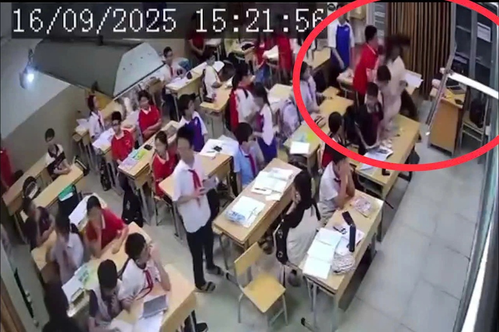학생이 교사 머리카락을 잡아 넘어뜨려…교육부 긴급 지시 - 1 Vụ học sinh túm tóc, quật ngã cô giáo: Bộ GDĐT chỉ đạo khẩn - 1