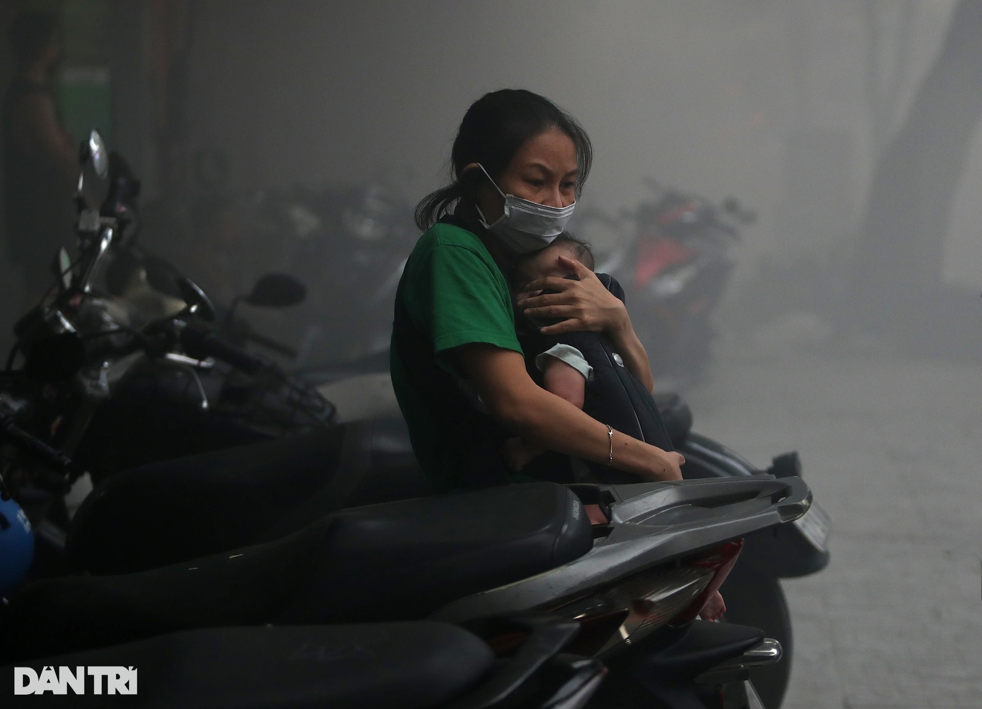 Cháy lớn ở trung tâm TPHCM, nhiều người ôm tài sản thoát khỏi hiện trường - 5