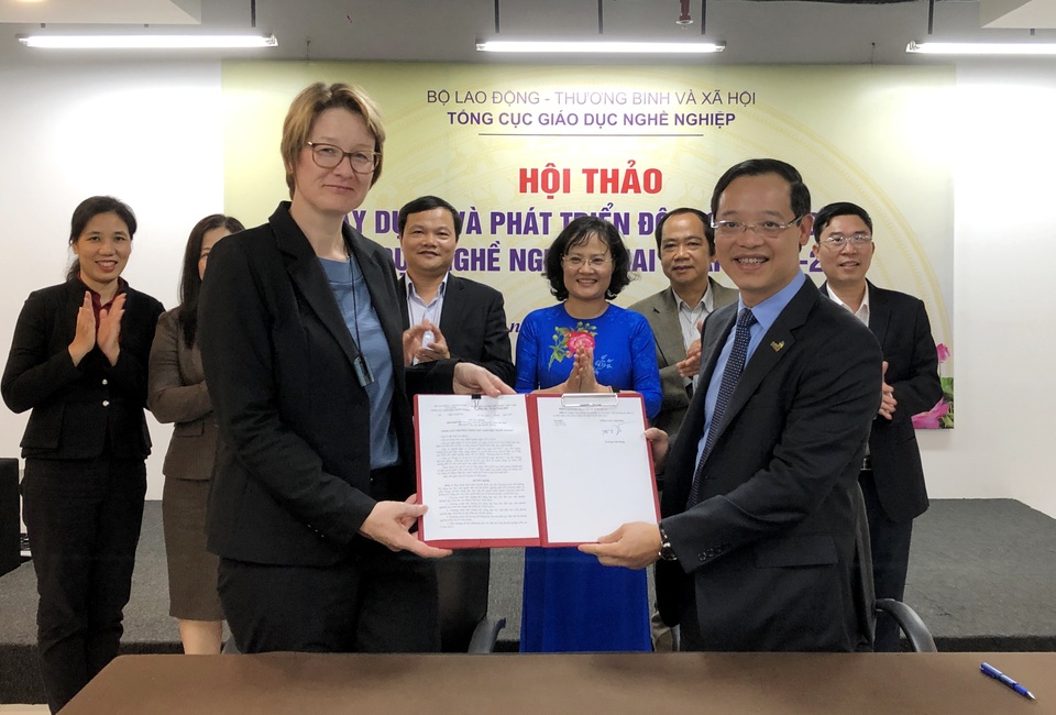 Phát triển đội ngũ giáo viên dạy nghề thích ứng với yêu cầu mới - 4 Phát triển đội ngũ giáo viên dạy nghề thích ứng với yêu cầu mới - 4