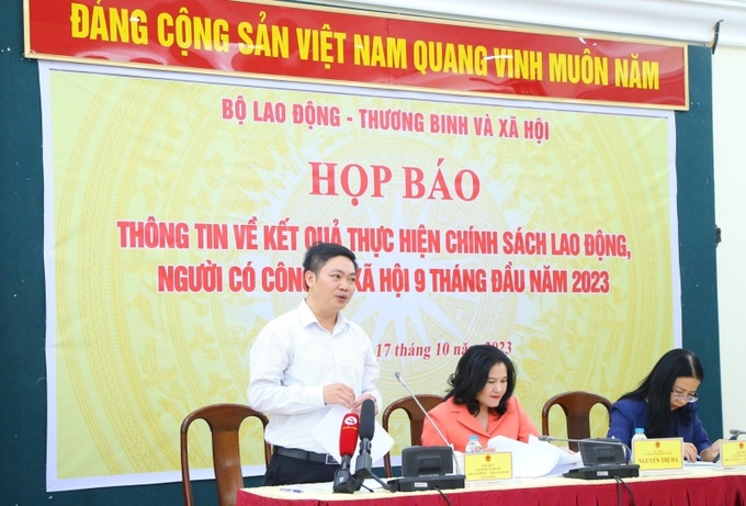Đại diện các đơn vị trực thuộc Bộ trả lời câu hỏi của phóng viên báo chí