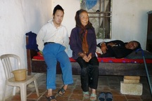 Cụ bà 76 tuổi nuôi chồng liệt, con điên