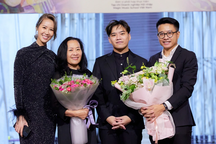 Hoa hậu Dương Thùy Linh ủng hộ "thần đồng piano" Nguyễn Việt Trung