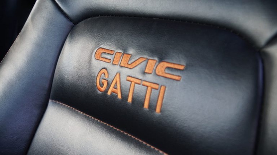 Hô biến Honda Civic thành… siêu xe Bugatti Veyron - 4 Hô biến Honda Civic thành… siêu xe Bugatti Veyron - 4