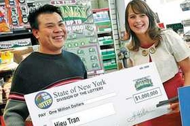 Một người Mỹ gốc Việt trúng xổ số độc đắc 1 triệu USD 