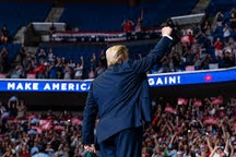 Người hâm mộ K-pop và dân TikTok phá đám sự kiện tranh cử của ông Trump