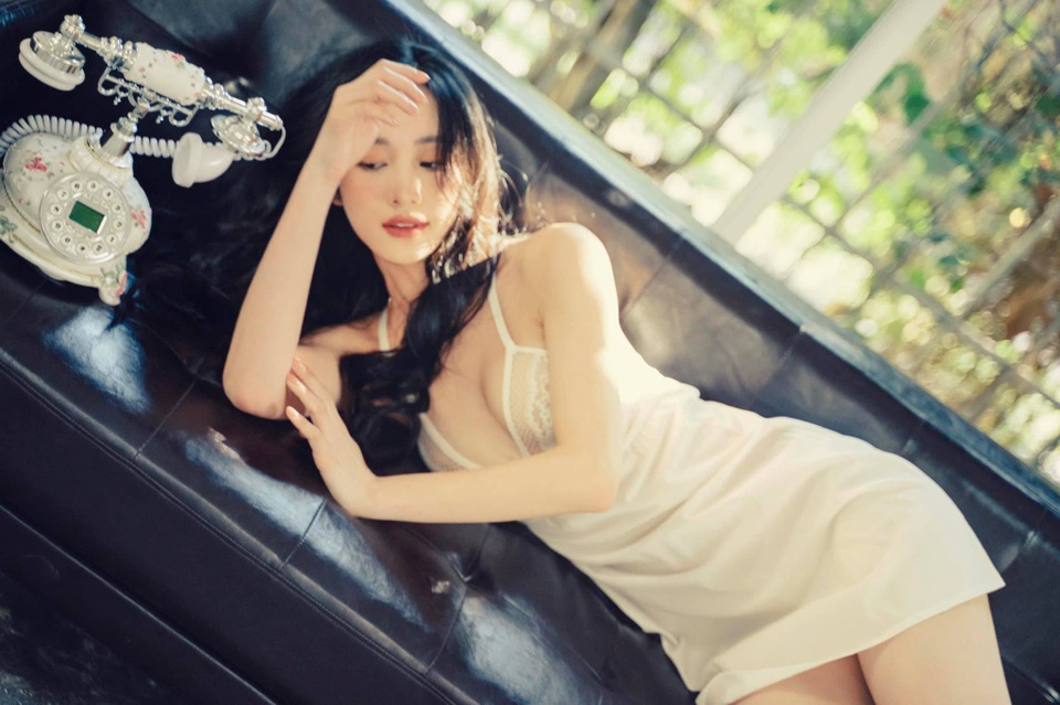 Jun Vũ nóng bỏng trong bộ ảnh mặc váy ngủ xuyên thấu - 4 Jun Vũ nóng bỏng trong bộ ảnh mặc váy ngủ xuyên thấu - 4