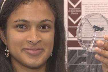 Nữ sinh lập kỷ lục sạc pin điện thoại chỉ trong 20 giây