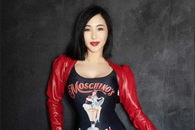 Thời trang đi diễn khác lạ của Hương Tràm khi sang Mỹ