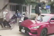 Vụ người phụ nữ đạp vỡ kính ô tô nghi đánh ghen: Có thể đối diện 3 tội danh