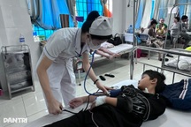 Nhân sự đông gần gấp đôi bệnh nhân: Vừa cắt giảm lao động vừa tuyển thêm?