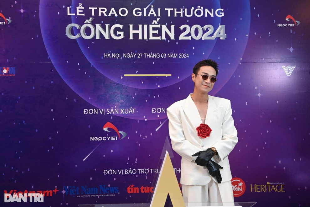 NSND Xuân Bắc lịch lãm, Hòa Minzy gợi cảm ở thảm đỏ Lễ trao giải Cống hiến - 3 NSND Xuân Bắc lịch lãm, Hòa Minzy gợi cảm ở thảm đỏ Lễ trao giải Cống hiến - 3