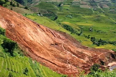Bất chấp nguy hiểm, người dân lại đổ về khu mỏ mót quặng