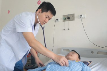 Hà Nội: Nổ lốp khi đang sửa xe, thanh niên 18 tuổi nguy kịch