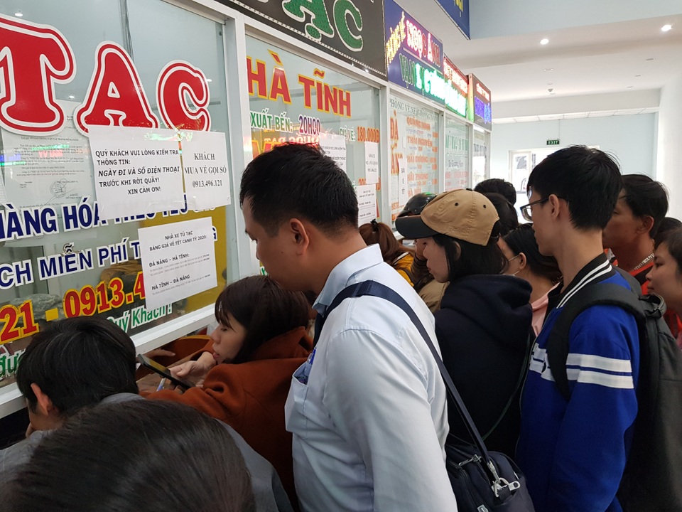 Đà Nẵng: Người dân chen chân ở bến xe mua vé về quê ăn Tết - 3 Đà Nẵng: Người dân chen chân ở bến xe mua vé về quê ăn Tết - 3