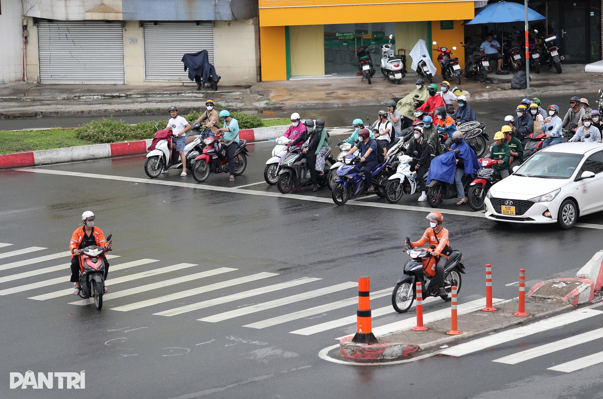 Đủ kiểu vi phạm giao thông trên đường phố TPHCM - 8 Đủ kiểu vi phạm giao thông trên đường phố TPHCM - 8