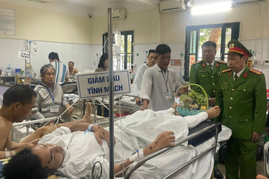 Hai thanh niên vít ga "thông chốt" khiến một chiến sĩ công an bị thương