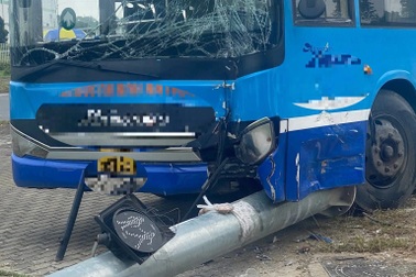 Xe buýt húc đổ cột đèn sau cú va chạm với ô tô con