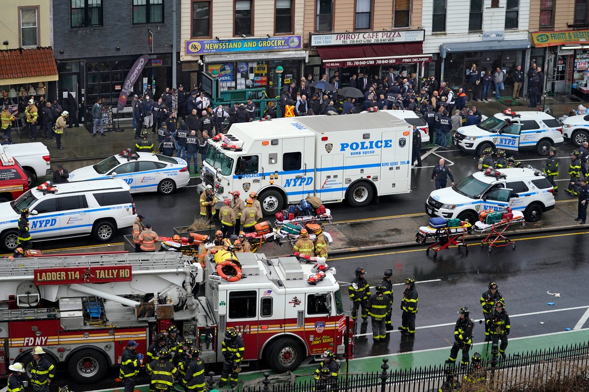 Ném lựu đạn khói, xả súng tại ga tàu điện ngầm ở New York - 2 Ném lựu đạn khói, xả súng tại ga tàu điện ngầm ở New York - 2